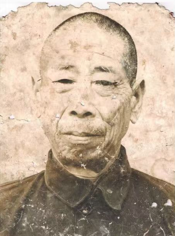 修復前老照片（受損泛黃）